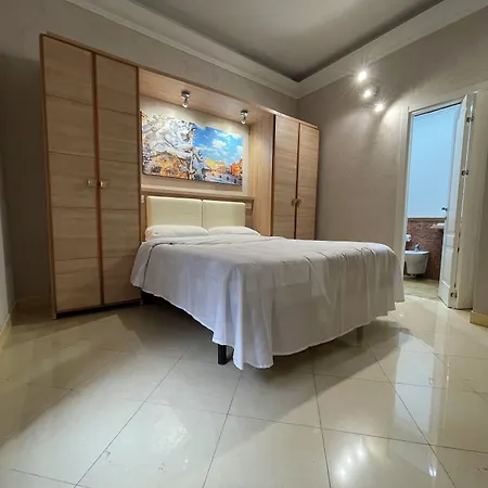 לינה וארוחת בוקר Spqr 4*